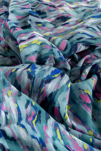 Apaszka z efektownym kolorowym printem 