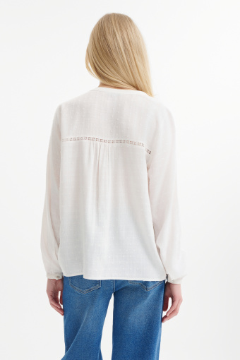 Elegancka bluzka z subtelnym haftem 