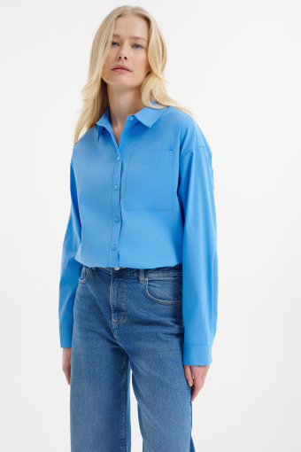 Niebieska koszula o prostym kroju 