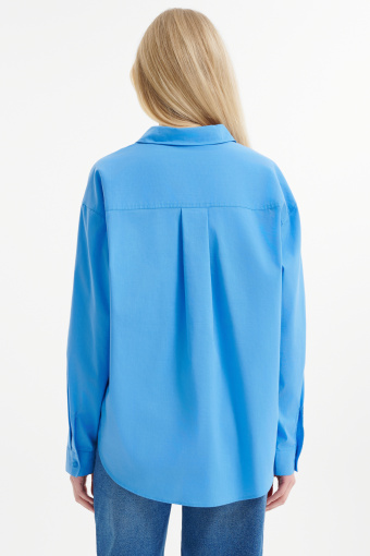 Niebieska koszula o prostym kroju 