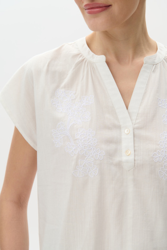 Bawełniana lekka bluzka z ozdobnym  haftem Bawełniana lekka bluzka z ozdobnym  haftem