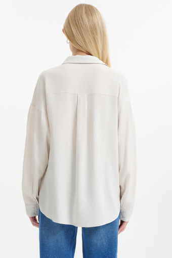 Piaskowa koszula o luźnym kroju