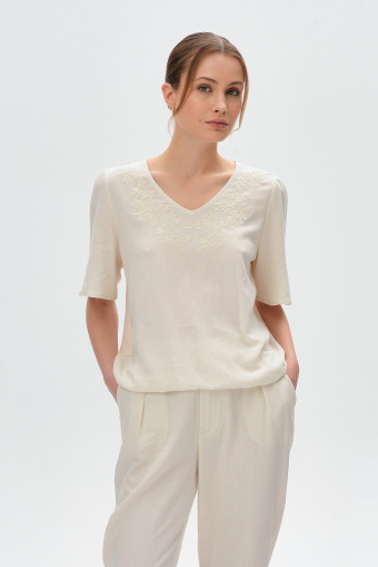 Uniwersalna bluzka w kolorze jasnego beżu