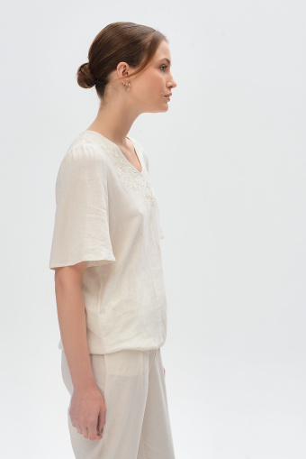 Uniwersalna bluzka w kolorze jasnego beżu