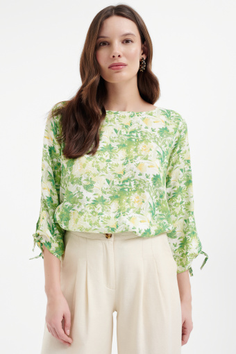 Kobieca bluzka w jasnym odcieniu zieleni