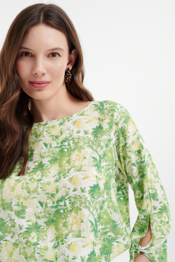 Kobieca bluzka w jasnym odcieniu zieleni