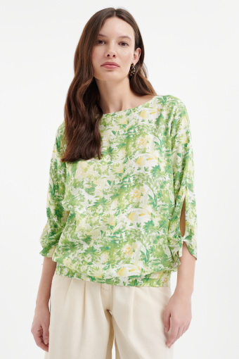 Kobieca bluzka w jasnym odcieniu zieleni