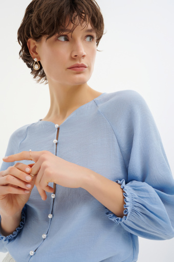 Delikatna bluzka z zapięciem na efektowne guziki 