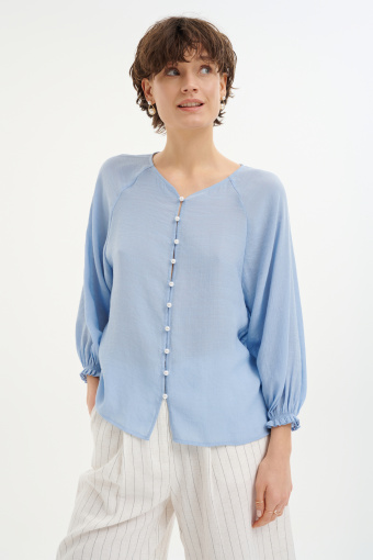 Delikatna bluzka z zapięciem na efektowne guziki 