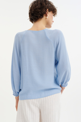 Delikatna bluzka z zapięciem na efektowne guziki 