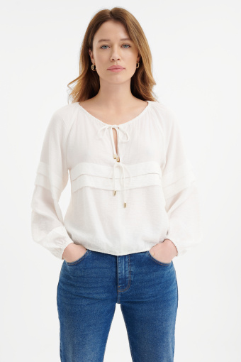 Zwiewna bluzka z wiązaniem przy dekolcie 