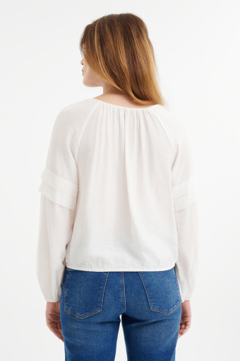 Zwiewna bluzka z wiązaniem przy dekolcie 