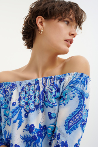 Biało-niebieska bluzka off shoulder