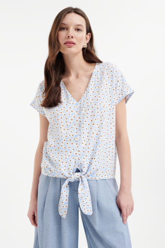 Luźna bluzka w kwiaty z wiązaniem u dołu