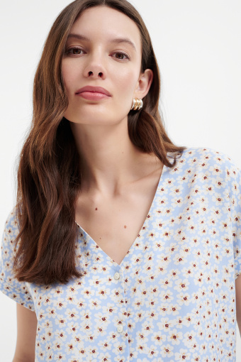 Luźna bluzka w kwiaty z wiązaniem u dołu