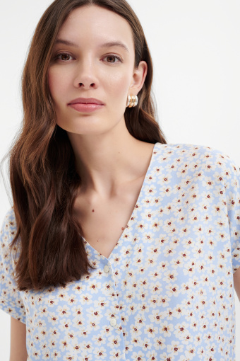 Luźna bluzka w kwiaty z wiązaniem u dołu