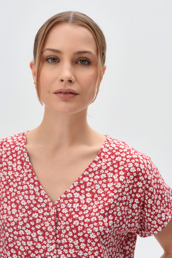 Czerwona bluzka z printem w drobne kwiaty Czerwona bluzka z printem w drobne kwiaty