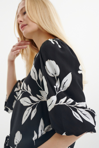 Elegancka czarna bluzka w białe kwiaty