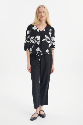 Elegancka czarna bluzka w białe kwiaty