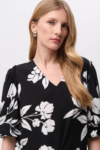 Elegancka czarna bluzka w białe kwiaty