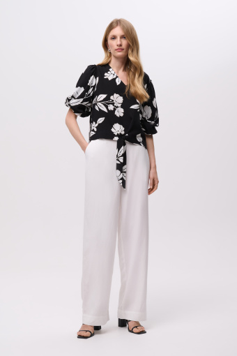 Elegancka czarna bluzka w białe kwiaty