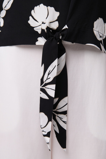 Elegancka czarna bluzka w białe kwiaty