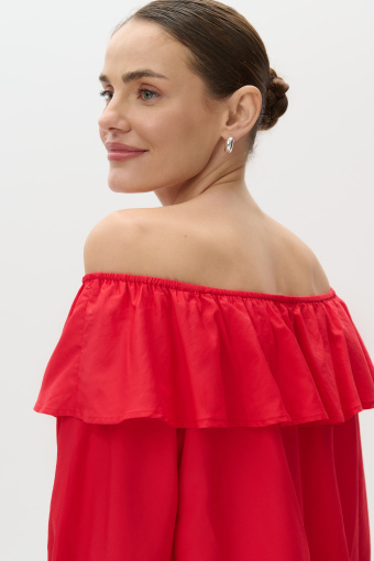 Efektowna czerwona bluzka z dekoltem carmen
