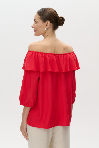 Efektowna czerwona bluzka z dekoltem carmen