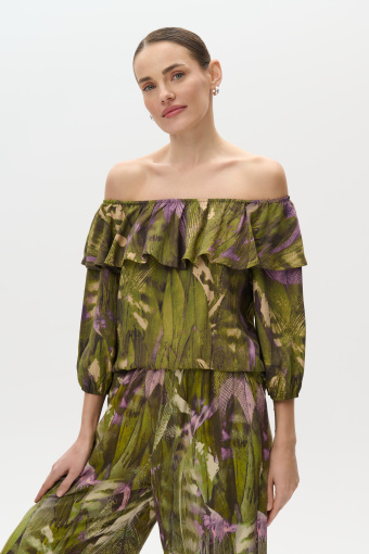 Zielona bluzka z falbaną przy dekolcie i nadrukiem tropic