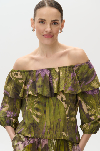 Zielona bluzka z falbaną przy dekolcie i nadrukiem tropic