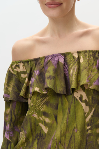 Zielona bluzka z falbaną przy dekolcie i nadrukiem tropic