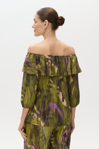 Zielona bluzka z falbaną przy dekolcie i nadrukiem tropic