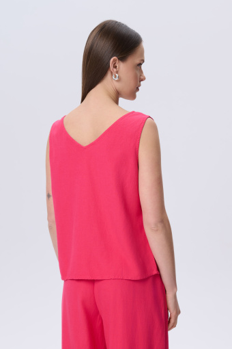 Bluzka w różowym kolorze z dekoltem w serek  Bluzka w różowym kolorze z dekoltem w serek