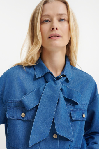 Jeansowa koszula z wiązaniem przy dekolcie 