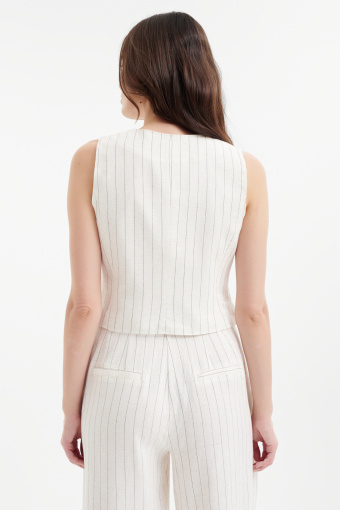 Klasyczna biała kamizelka w subtelne paski