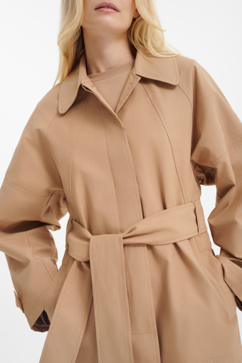 Krótki płaszcz z wiązaniem w talii 