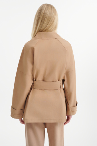 Krótki płaszcz z wiązaniem w talii 