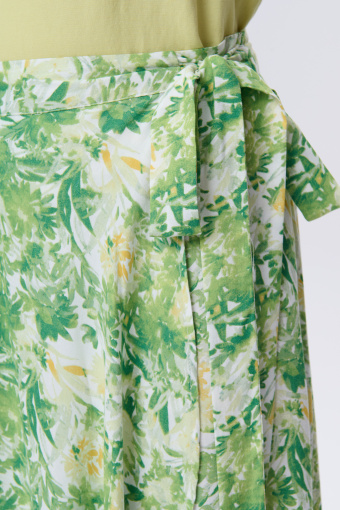 Zielona spódnica z nadrukiem w kwiaty Zielona spódnica z nadrukiem w kwiaty