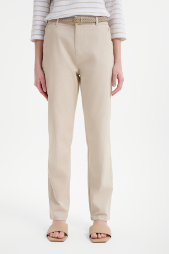 Jasnobeżowe spodnie chino z paskiem