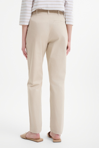Jasnobeżowe spodnie chino z paskiem