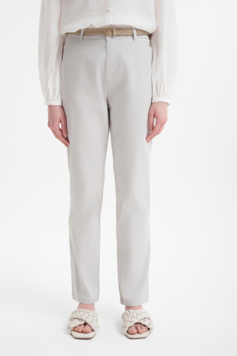 Jasnoszare spodnie plecionym paskiem 