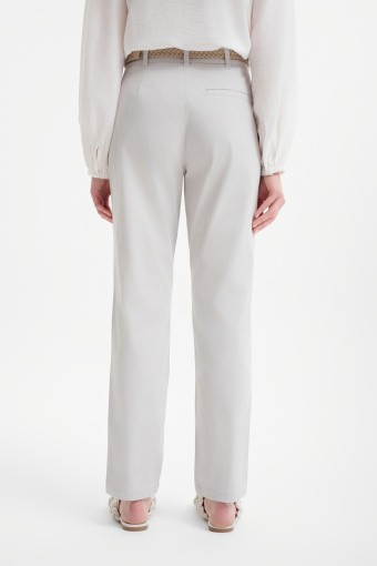 Jasnoszare spodnie plecionym paskiem 