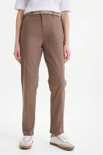 Klasyczne brązowe spodnie o fasonie chino