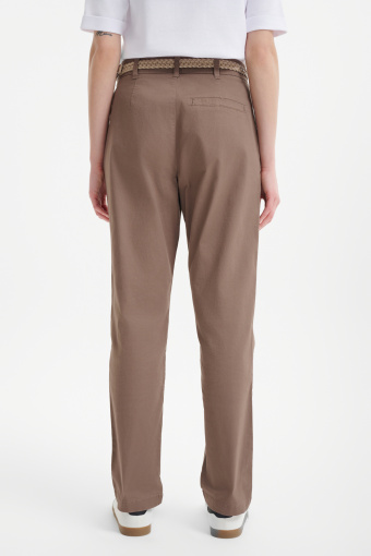Klasyczne brązowe spodnie o fasonie chino
