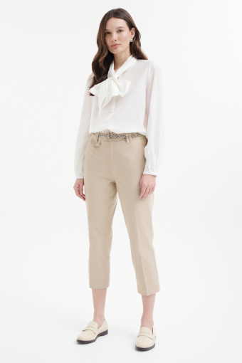 Kremowe spodnie typu chino  Kremowe spodnie typu chino