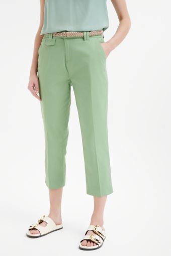 Zielone spodnie typu chino z plecionym paskiem 