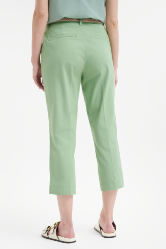 Zielone spodnie typu chino z plecionym paskiem 