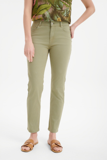 Dopasowane spodnie w oliwkowym kolorze Dopasowane spodnie w oliwkowym kolorze