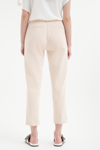 Kremowe spodnie typu cygaretki 