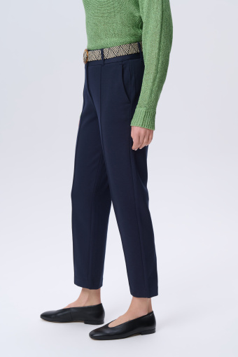 Granatowe spodnie typu cygaretki 